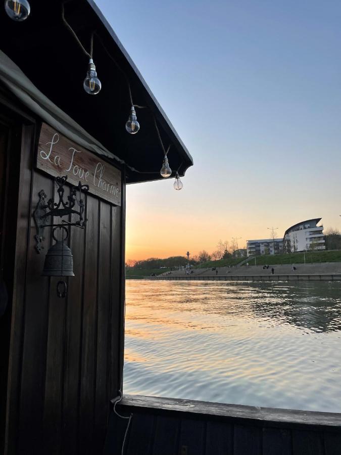 Logement insolite La Toue Cabanee centre ville Angers Extérieur photo